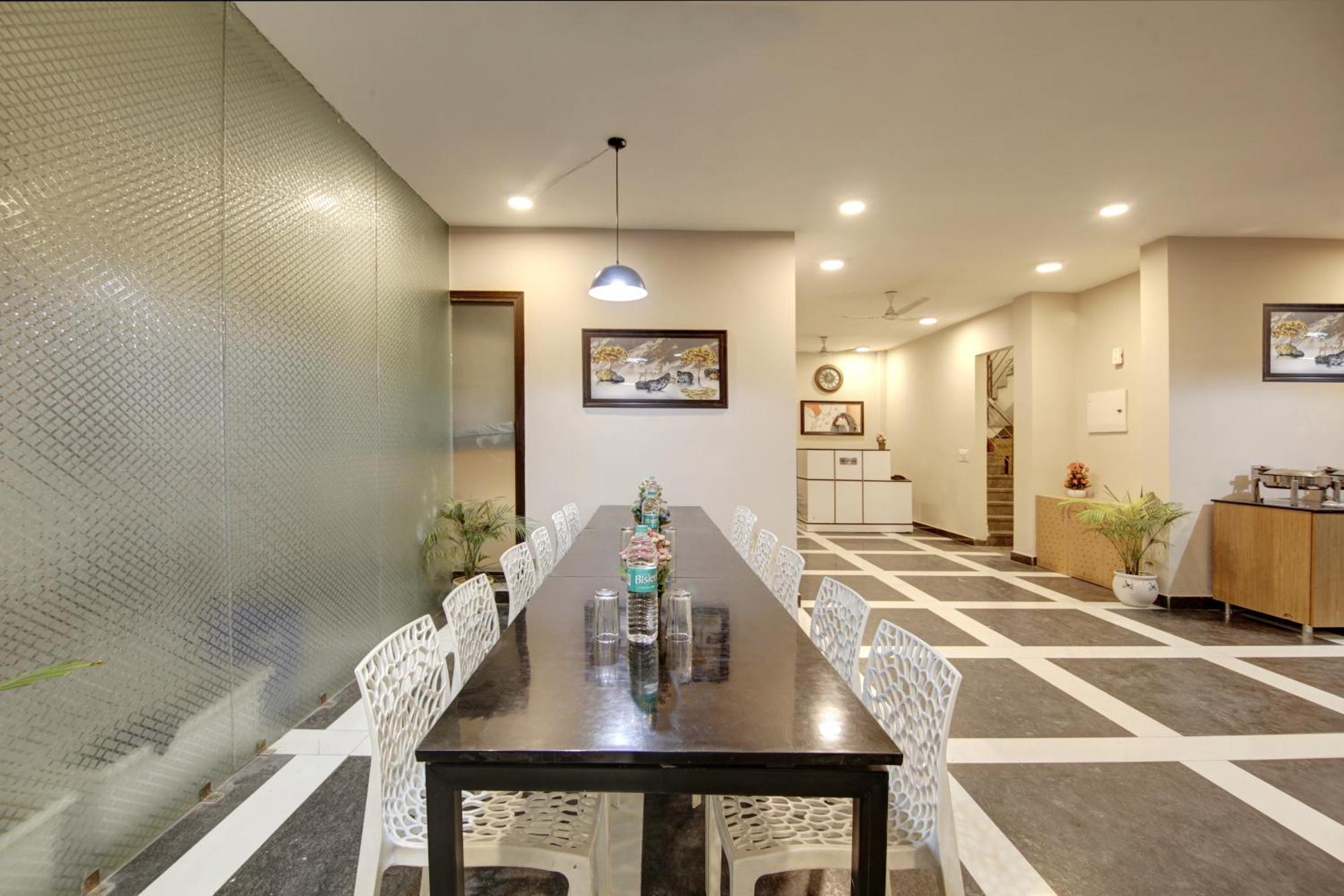 Limewood Stay - Fortis Hospital Гургаон Экстерьер фото