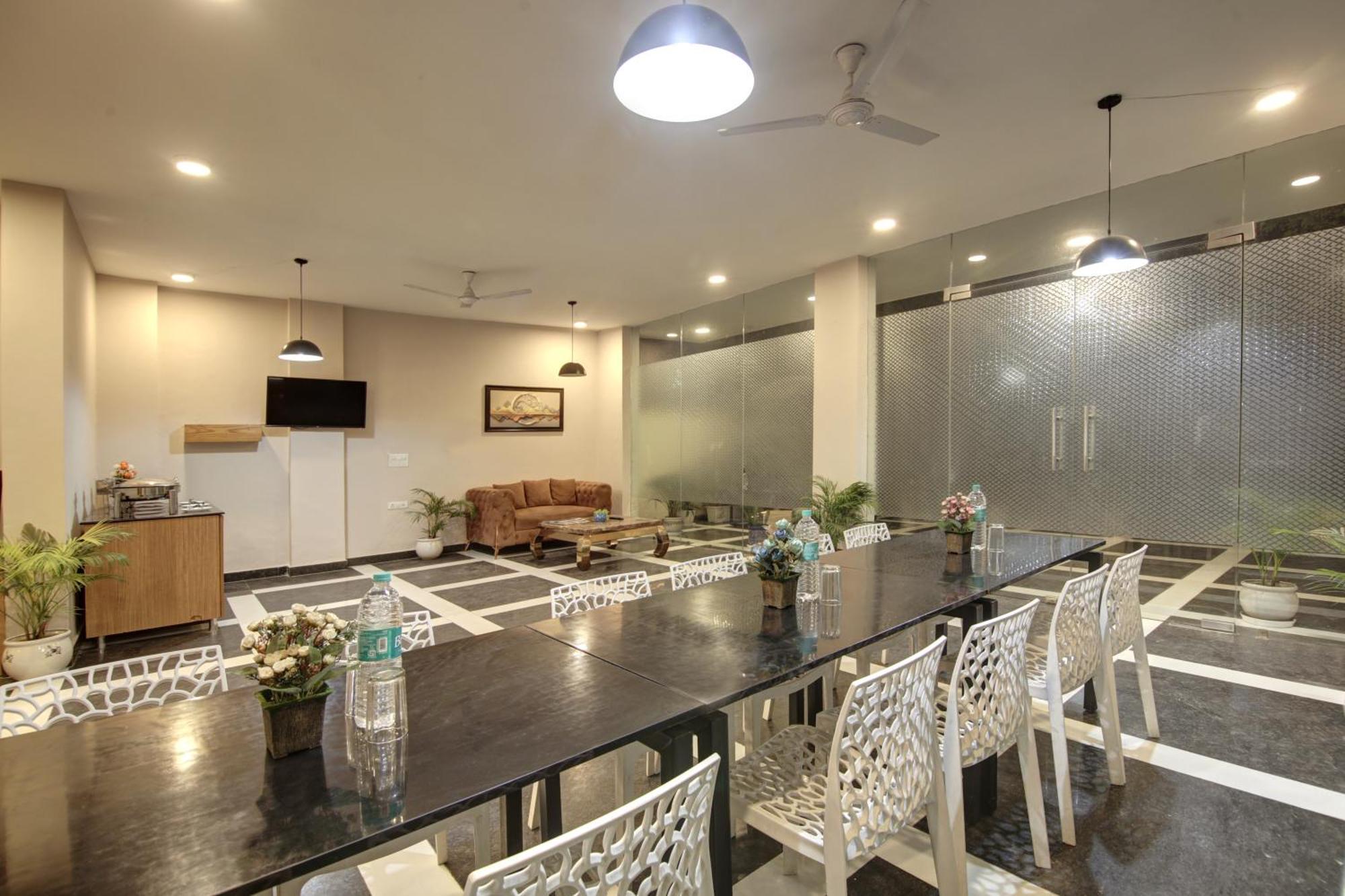 Limewood Stay - Fortis Hospital Гургаон Экстерьер фото