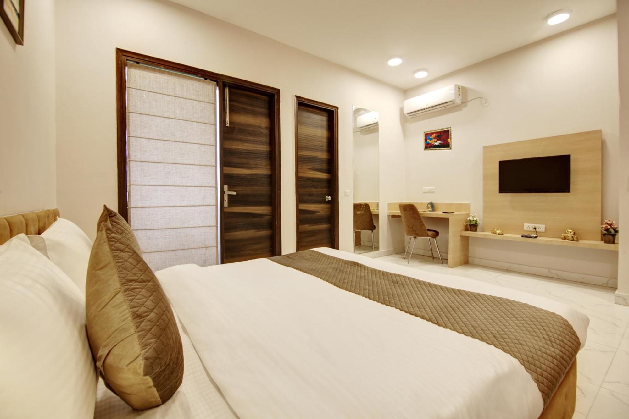 Limewood Stay - Fortis Hospital Гургаон Экстерьер фото